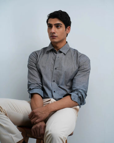 A CLASSIC GRAY COTTON SHIRT